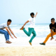 springende jongens op strand